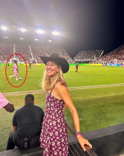 «Я его обожаю». Белоруска Виктория Азаренко сделала селфи с Месси и чуть не расплакалась «Я его обожаю». Белоруска Виктория Азаренко сделала селфи с Месси и чуть не расплакалась