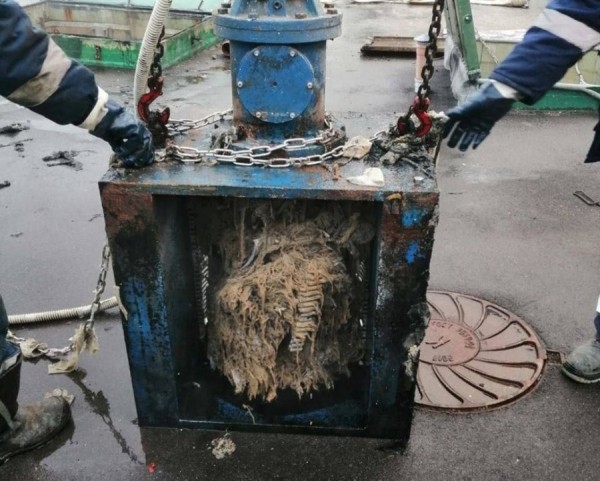 Монстры в наших трубах. Коммунальщики напомнили, что бывает, если сливать в канализацию всякое «непотребство» Монстры в наших трубах. Коммунальщики напомнили, что бывает, если сливать в канализацию всякое «непотребство»