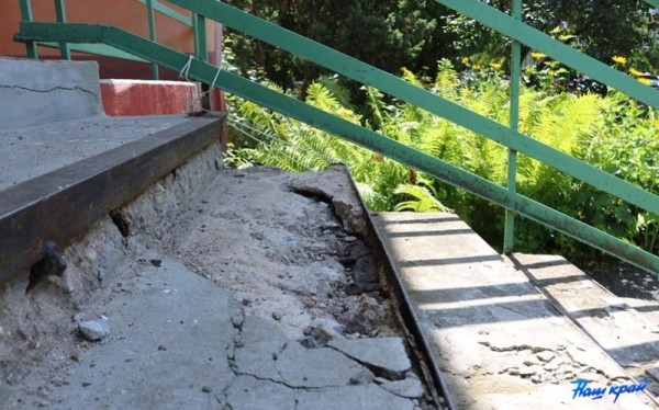 «Из дому выйти не могу». У жительницы Барановичей разрушилась лестница в подъезд «Из дому выйти не могу». У жительницы Барановичей разрушилась лестница в подъезд