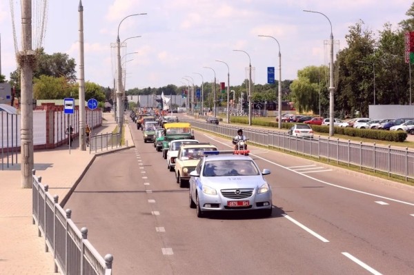 Парадом внедорожников и ретромобилей от Брестской крепости стартовал «БрестДжипФест 2023». Фоторепортаж Парадом внедорожников и ретромобилей от Брестской крепости стартовал «БрестДжипФест 2023». Фоторепортаж