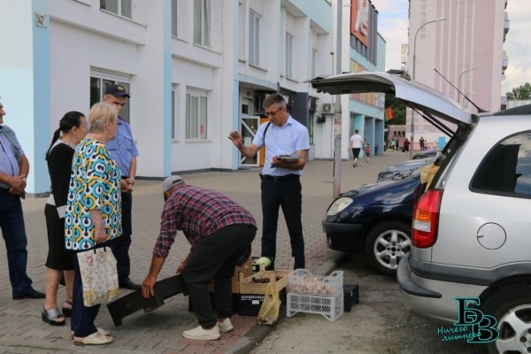 В Бресте прошёл рейд по местам несанкционированной торговли урожаем, выращенным на приусадебных участках В Бресте прошёл рейд по местам несанкционированной торговли урожаем, выращенным на приусадебных участках
