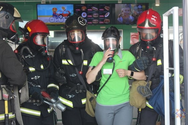 В Бресте сотрудники МЧС отработали тактико-специальное занятие «Организация тушения пожаров на АЗС» В Бресте сотрудники МЧС отработали тактико-специальное занятие «Организация тушения пожаров на АЗС»