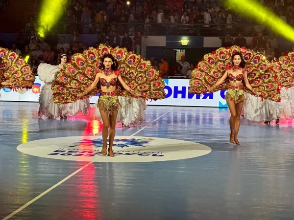 Зажигательные танцы и спортивное братство. В Бресте драйвово открыли турнир по гандболу Зажигательные танцы и спортивное братство. В Бресте драйвово открыли турнир по гандболу