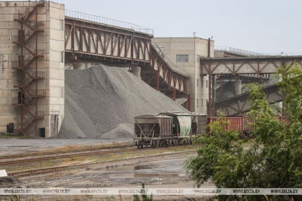 Более 15 млн. тонн гранитного щебня в год добывается РУПП «Гранит» в карьере Микашевичей. Фоторепортаж Более 15 млн. тонн гранитного щебня в год добывается РУПП «Гранит» в карьере Микашевичей. Фоторепортаж