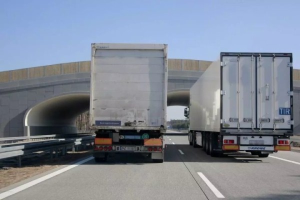 В Польше фурам запретили опережать друг друга: что об этом думают перевозчики В Польше фурам запретили опережать друг друга: что об этом думают перевозчики