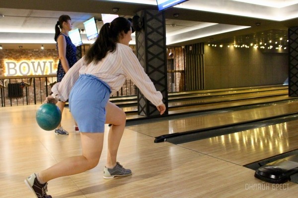 Наслаждайся вкусной кухней и играй в боулинг! На Советской в центре Бреста открылось новое кафе «David Bowley». Бронь столиков и дорожек Наслаждайся вкусной кухней и играй в боулинг! На Советской в центре Бреста открылось новое кафе «David Bowley». Бронь столиков и дорожек