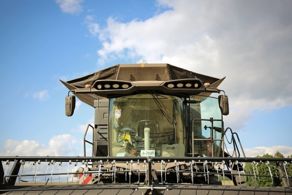 Водитель самого крутого комбайна в Беларуси: «За 1 000 рублей в поле точно бы не работал!» Водитель самого крутого комбайна в Беларуси: «За 1 000 рублей в поле точно бы не работал!»