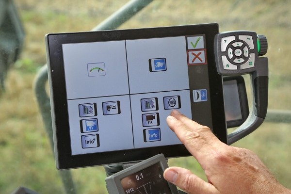 Водитель самого крутого комбайна в Беларуси: «За 1 000 рублей в поле точно бы не работал!» Водитель самого крутого комбайна в Беларуси: «За 1 000 рублей в поле точно бы не работал!»