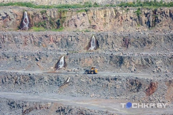 На БелАЗе к водопадам: чем развлекает туристов карьер в Микашевичах На БелАЗе к водопадам: чем развлекает туристов карьер в Микашевичах