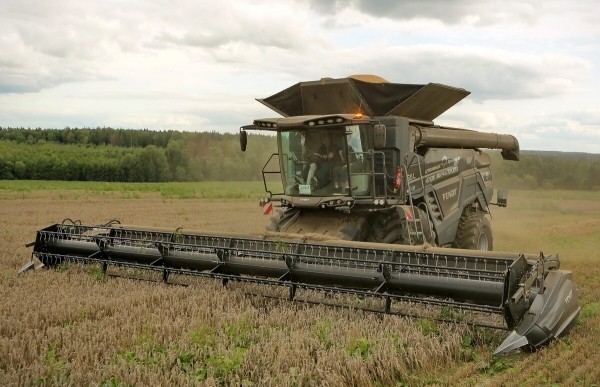 Водитель самого крутого комбайна в Беларуси: «За 1 000 рублей в поле точно бы не работал!» Водитель самого крутого комбайна в Беларуси: «За 1 000 рублей в поле точно бы не работал!»