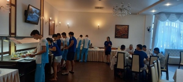 Нагрянули на обед в ресторан гостиницы «Интурист» и посмотрели, чем кормят участников II Игр стран СНГ