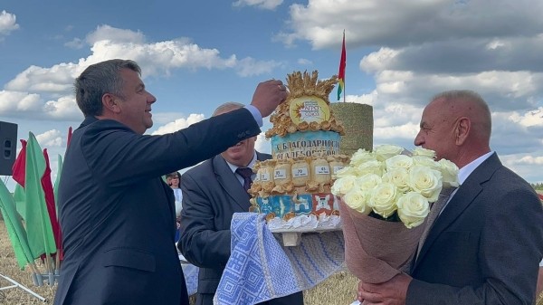 Хлеборобы Брестской области первыми в республике намолотили 1 млн тонн зерна Хлеборобы Брестской области первыми в республике намолотили 1 млн тонн зерна