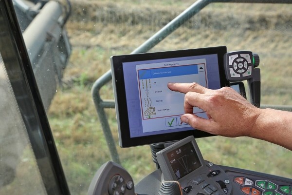 Водитель самого крутого комбайна в Беларуси: «За 1 000 рублей в поле точно бы не работал!» Водитель самого крутого комбайна в Беларуси: «За 1 000 рублей в поле точно бы не работал!»