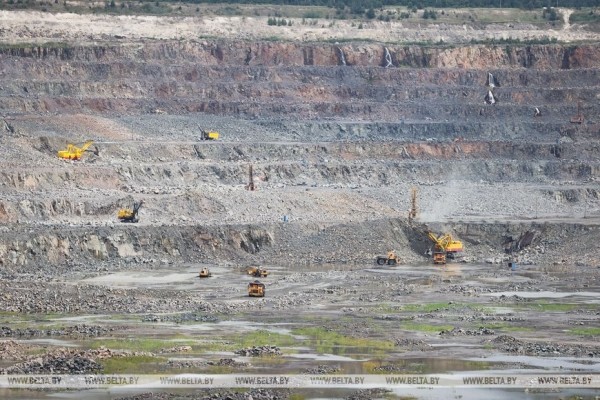 Более 15 млн. тонн гранитного щебня в год добывается РУПП «Гранит» в карьере Микашевичей. Фоторепортаж Более 15 млн. тонн гранитного щебня в год добывается РУПП «Гранит» в карьере Микашевичей. Фоторепортаж