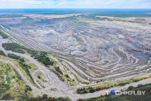 На БелАЗе к водопадам: чем развлекает туристов карьер в Микашевичах На БелАЗе к водопадам: чем развлекает туристов карьер в Микашевичах