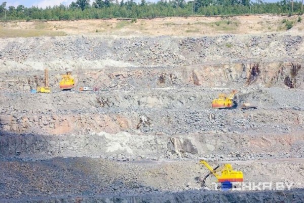 На БелАЗе к водопадам: чем развлекает туристов карьер в Микашевичах На БелАЗе к водопадам: чем развлекает туристов карьер в Микашевичах