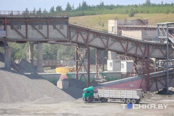 На БелАЗе к водопадам: чем развлекает туристов карьер в Микашевичах На БелАЗе к водопадам: чем развлекает туристов карьер в Микашевичах