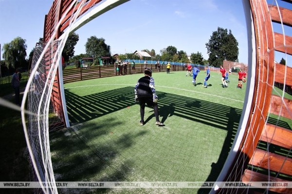 Заинтересовать спортом и найти таланты. Площадку для игры в мини-футбол открыли в Городище Барановичского района Заинтересовать спортом и найти таланты. Площадку для игры в мини-футбол открыли в Городище Барановичского района