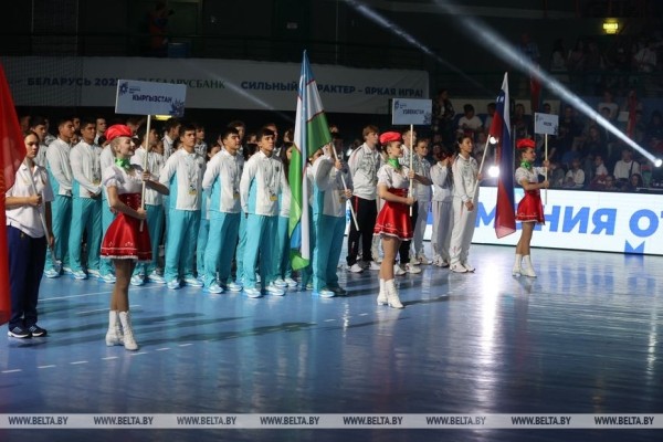 Зажигательные танцы и спортивное братство. В Бресте драйвово открыли турнир по гандболу Зажигательные танцы и спортивное братство. В Бресте драйвово открыли турнир по гандболу