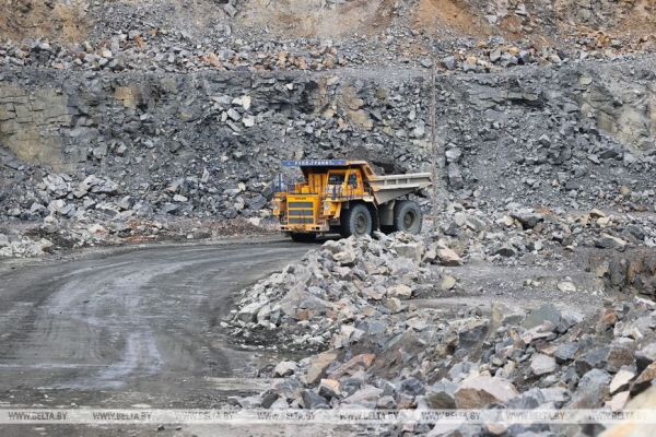 Более 15 млн. тонн гранитного щебня в год добывается РУПП «Гранит» в карьере Микашевичей. Фоторепортаж Более 15 млн. тонн гранитного щебня в год добывается РУПП «Гранит» в карьере Микашевичей. Фоторепортаж