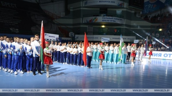 Зажигательные танцы и спортивное братство. В Бресте драйвово открыли турнир по гандболу Зажигательные танцы и спортивное братство. В Бресте драйвово открыли турнир по гандболу