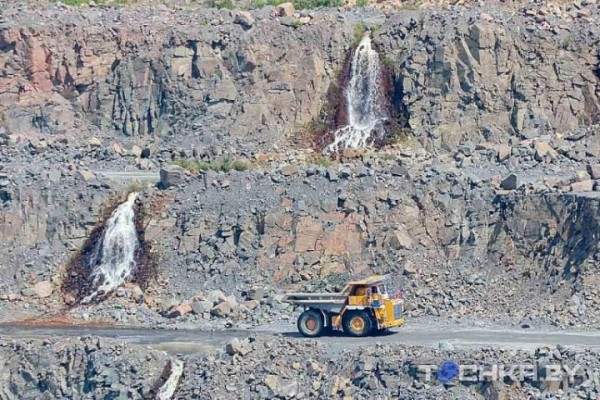 На БелАЗе к водопадам: чем развлекает туристов карьер в Микашевичах На БелАЗе к водопадам: чем развлекает туристов карьер в Микашевичах