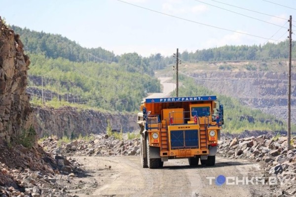 На БелАЗе к водопадам: чем развлекает туристов карьер в Микашевичах На БелАЗе к водопадам: чем развлекает туристов карьер в Микашевичах
