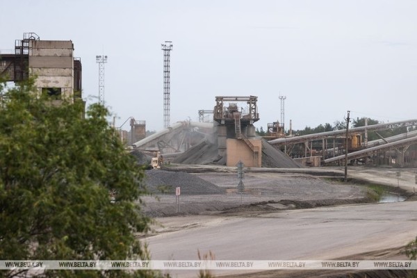 Более 15 млн. тонн гранитного щебня в год добывается РУПП «Гранит» в карьере Микашевичей. Фоторепортаж Более 15 млн. тонн гранитного щебня в год добывается РУПП «Гранит» в карьере Микашевичей. Фоторепортаж