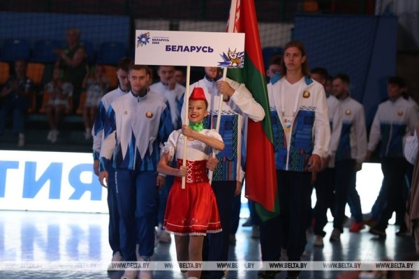 Зажигательные танцы и спортивное братство. В Бресте драйвово открыли турнир по гандболу Зажигательные танцы и спортивное братство. В Бресте драйвово открыли турнир по гандболу