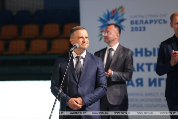 Зажигательные танцы и спортивное братство. В Бресте драйвово открыли турнир по гандболу Зажигательные танцы и спортивное братство. В Бресте драйвово открыли турнир по гандболу