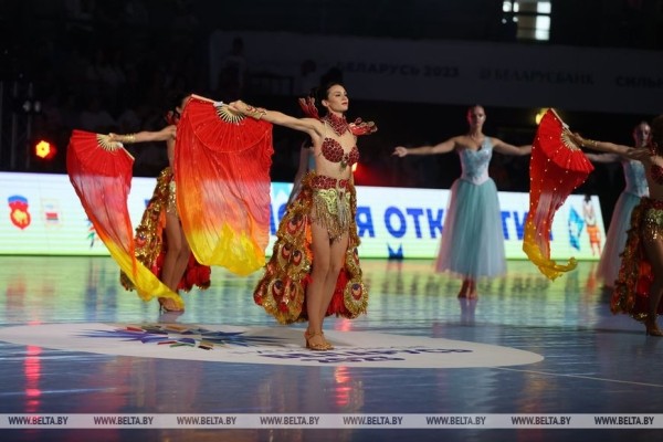 Зажигательные танцы и спортивное братство. В Бресте драйвово открыли турнир по гандболу Зажигательные танцы и спортивное братство. В Бресте драйвово открыли турнир по гандболу