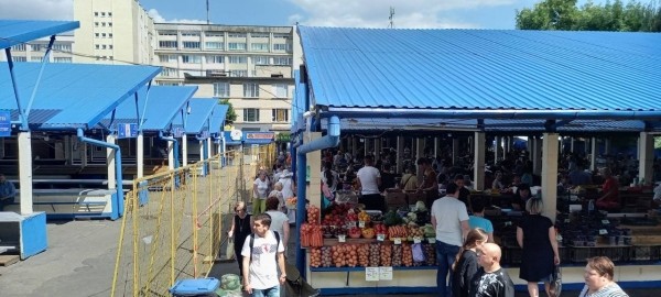 Часть торговых рядов Центрального рынка, расположенных на улице, закрыли на ремонт Часть торговых рядов Центрального рынка, расположенных на улице, закрыли на ремонт