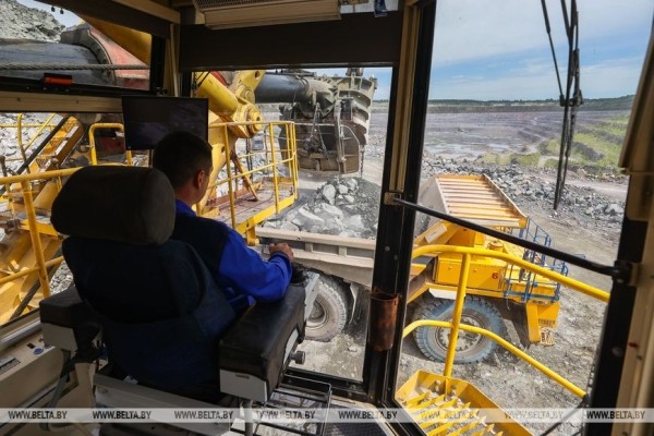 Более 15 млн. тонн гранитного щебня в год добывается РУПП «Гранит» в карьере Микашевичей. Фоторепортаж Более 15 млн. тонн гранитного щебня в год добывается РУПП «Гранит» в карьере Микашевичей. Фоторепортаж