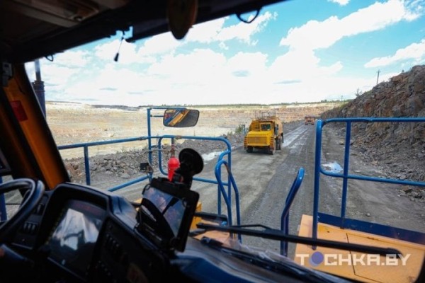 На БелАЗе к водопадам: чем развлекает туристов карьер в Микашевичах На БелАЗе к водопадам: чем развлекает туристов карьер в Микашевичах
