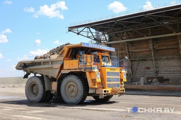 На БелАЗе к водопадам: чем развлекает туристов карьер в Микашевичах На БелАЗе к водопадам: чем развлекает туристов карьер в Микашевичах