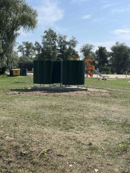 В Бресте на центральном городском пляже установлены три новые кабины для переодевания В Бресте на центральном городском пляже установлены три новые кабины для переодевания