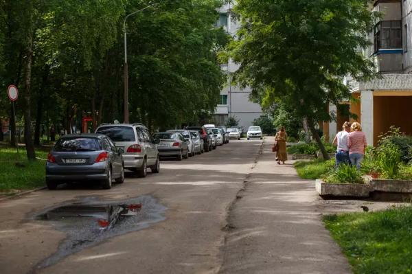 Водители назвали главные проблемы дворовых парковок