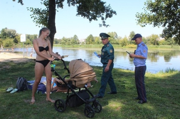 Спасатели совместно с милицией посетили пляж на ул. Махновича в Бресте Спасатели совместно с милицией посетили пляж на ул. Махновича в Бресте