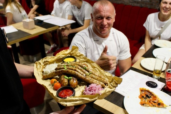 Наслаждайся вкусной кухней и играй в боулинг! На Советской в центре Бреста открылось новое кафе «David Bowley». Бронь столиков и дорожек Наслаждайся вкусной кухней и играй в боулинг! На Советской в центре Бреста открылось новое кафе «David Bowley». Бронь столиков и дорожек