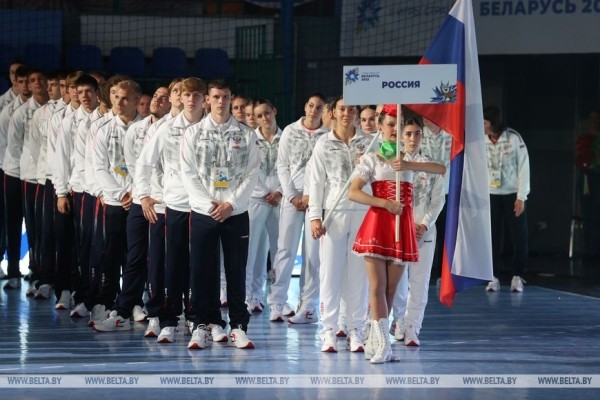 Зажигательные танцы и спортивное братство. В Бресте драйвово открыли турнир по гандболу Зажигательные танцы и спортивное братство. В Бресте драйвово открыли турнир по гандболу