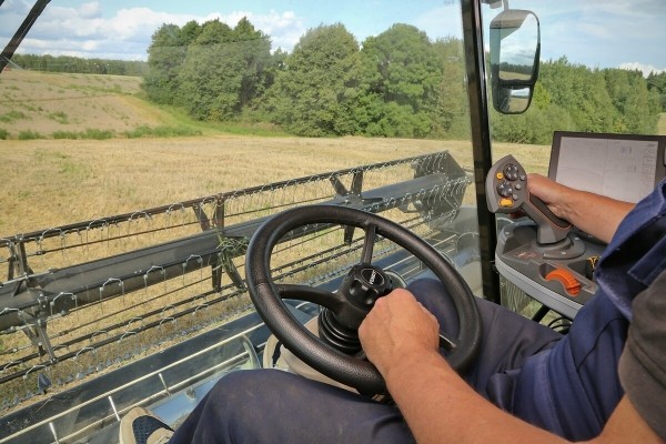 Водитель самого крутого комбайна в Беларуси: «За 1 000 рублей в поле точно бы не работал!» Водитель самого крутого комбайна в Беларуси: «За 1 000 рублей в поле точно бы не работал!»