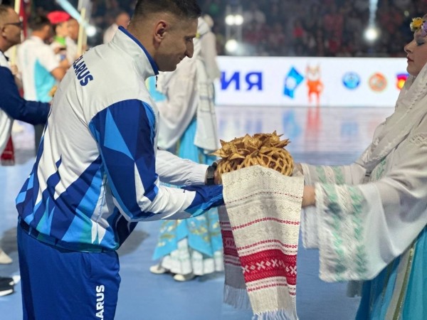 Зажигательные танцы и спортивное братство. В Бресте драйвово открыли турнир по гандболу Зажигательные танцы и спортивное братство. В Бресте драйвово открыли турнир по гандболу