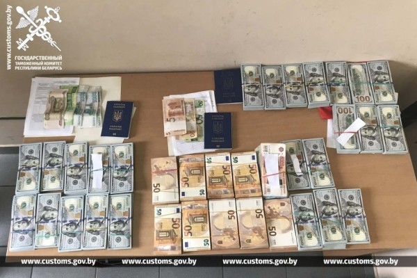 В Бресте за попытку незаконного ввоза $100 тыс. заключили под стражу иностранку В Бресте за попытку незаконного ввоза $100 тыс. заключили под стражу иностранку