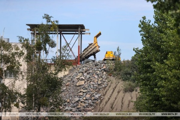 Более 15 млн. тонн гранитного щебня в год добывается РУПП «Гранит» в карьере Микашевичей. Фоторепортаж Более 15 млн. тонн гранитного щебня в год добывается РУПП «Гранит» в карьере Микашевичей. Фоторепортаж