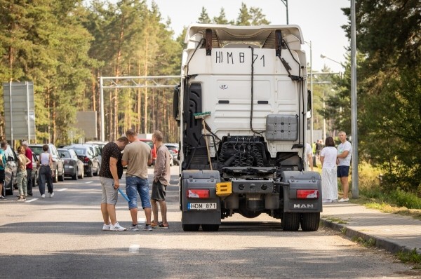 «Наши пожилые водители почти все в разводе». Пообщались с дальнобойщиками на белорусско-литовской границе «Наши пожилые водители почти все в разводе». Пообщались с дальнобойщиками на белорусско-литовской границе