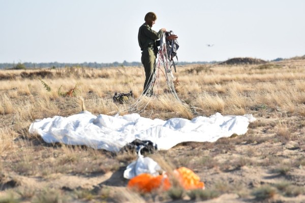 Под Брестом военнослужащие совершили прыжки с парашютом из самолета АН-2 Под Брестом военнослужащие совершили прыжки с парашютом из самолета АН-2