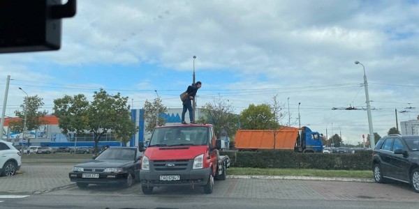 «Становится модным залезать на чужие машины». Девушка забралась на крышу эвакуатора в Минске «Становится модным залезать на чужие машины». Девушка забралась на крышу эвакуатора в Минске