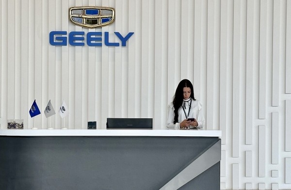 Белорус о сервисе Geely: «Через 10 дней получил не машину, а раскраску». Дилер: «Ремонт был сделан качественно в полном объёме» Белорус о сервисе Geely: «Через 10 дней получил не машину, а раскраску». Дилер: «Ремонт был сделан качественно в полном объёме»