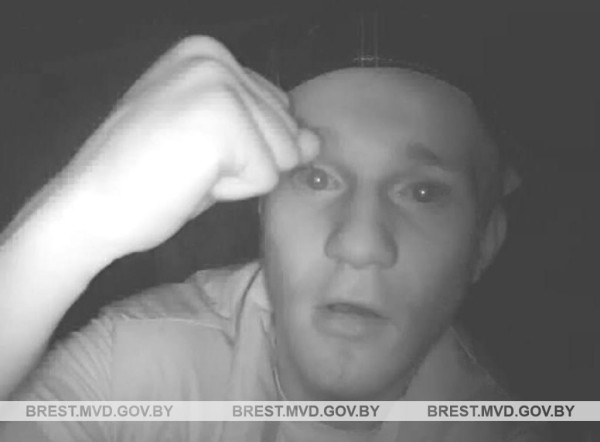 В Бресте милиция устанавливает личности парней. Смотрите фото В Бресте милиция устанавливает личности парней. Смотрите фото