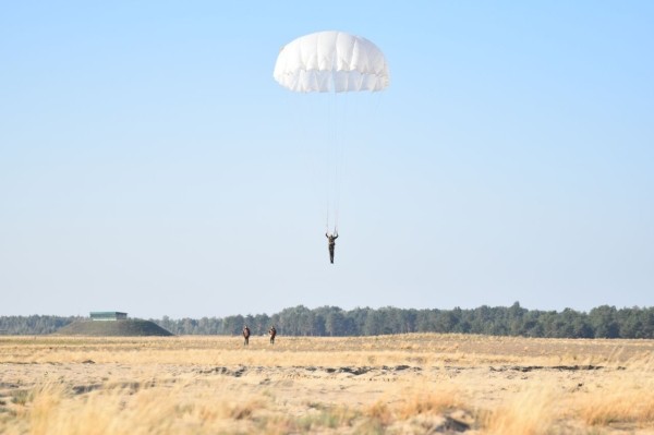 Под Брестом военнослужащие совершили прыжки с парашютом из самолета АН-2 Под Брестом военнослужащие совершили прыжки с парашютом из самолета АН-2